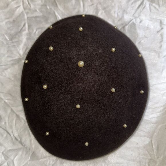 Vintage 40s/50s Glenover Brand Black Felt Beret with Pearl Accents on Top - Picture 5 of 7